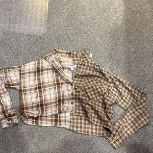 Selling a cute cropped flannel!